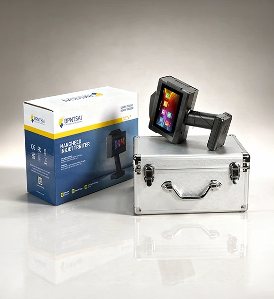 Impresora codificadora portátil industrial Bentsai B45 de doble cabezal imprimiendo caracteres de gran formato (46 mm) sobre una superficie no porosa.